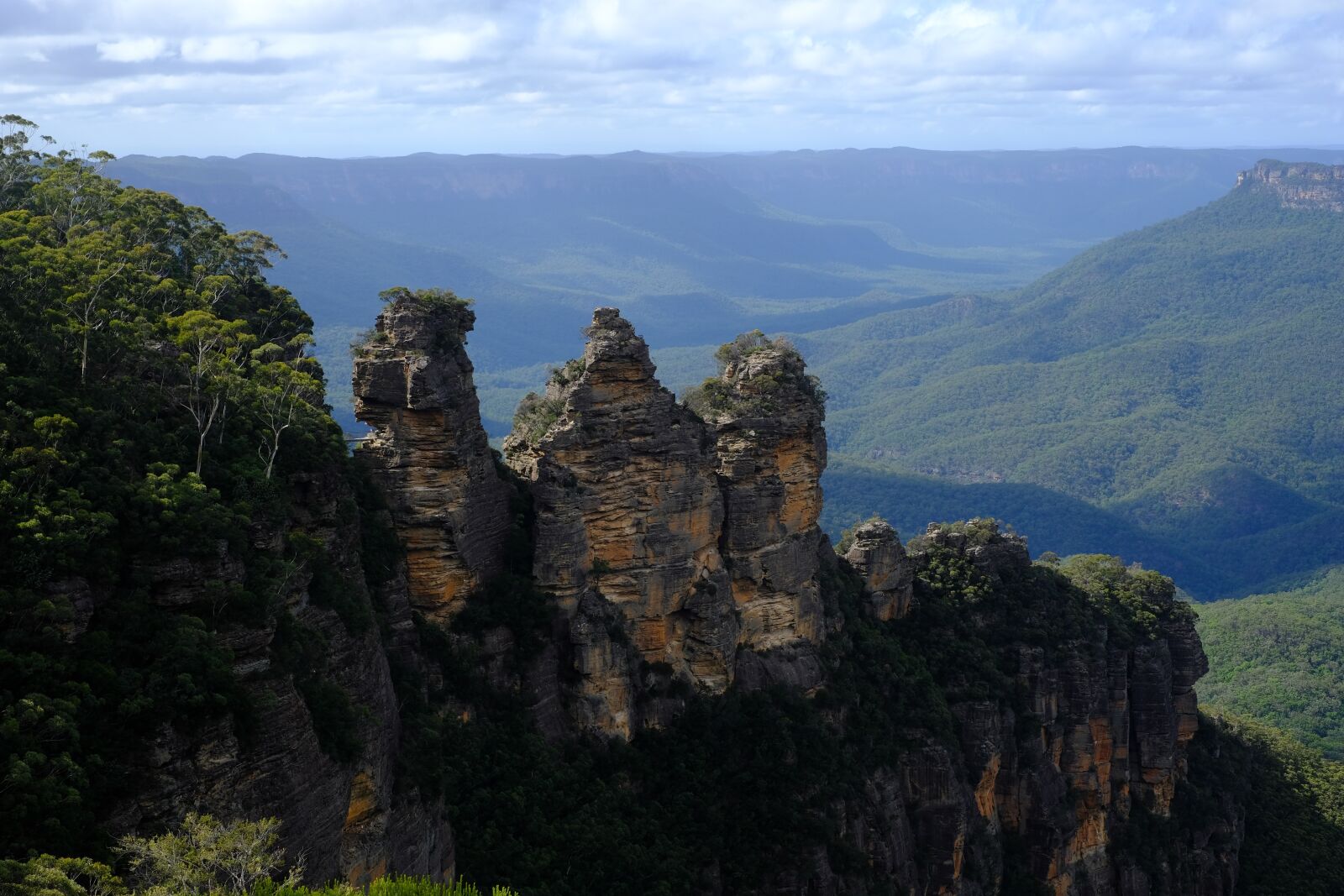 Fujifilm X-T2 + Fujifilm XF 35mm F1.4 R sample photo. Three sisters, blue mountains photography