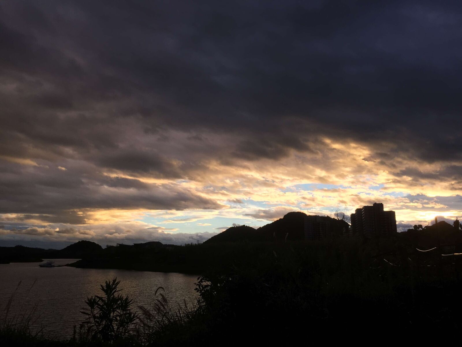 iPhone 6 Plus back camera 4.15mm f/2.2 sample photo. Qiandaohu, china, cloudy photography