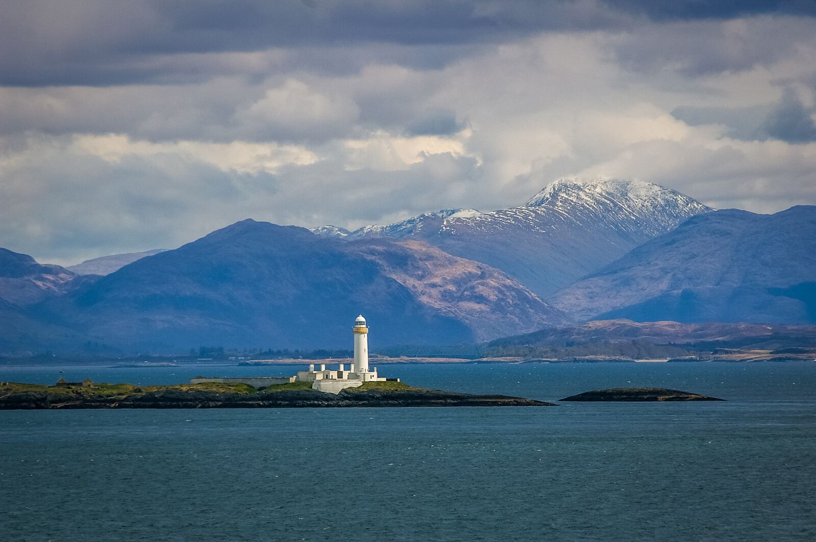 Pentax *ist DS sample photo. Scotland, lighthouse, sea photography
