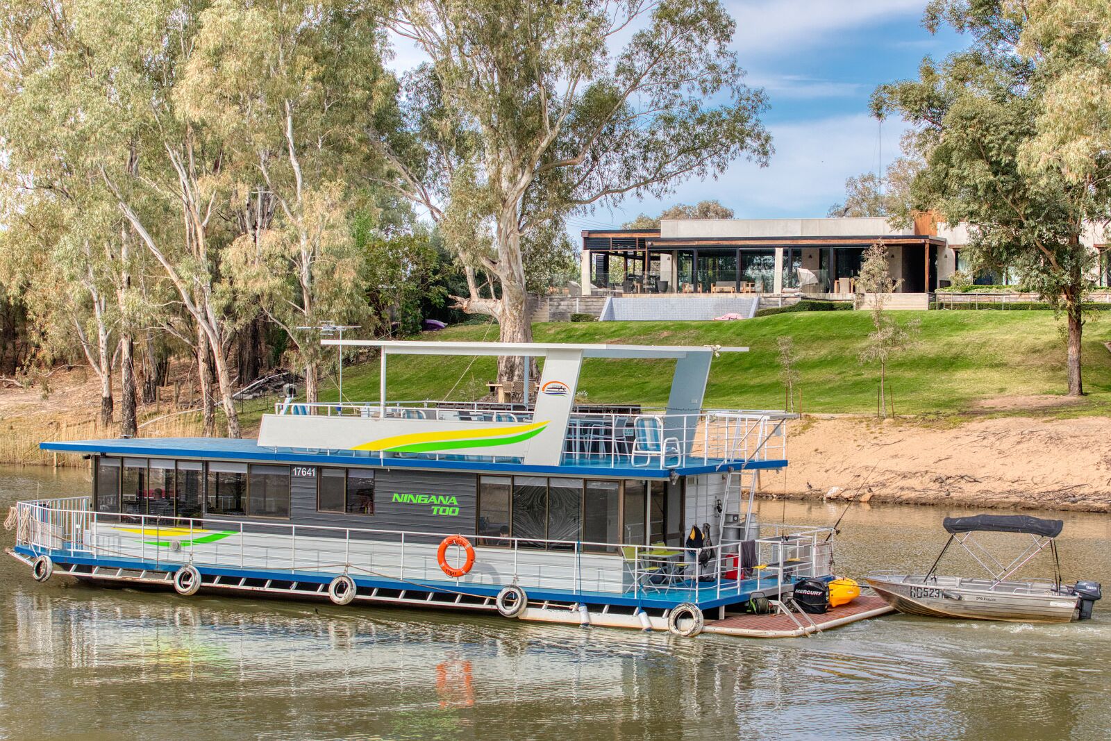 Canon EOS 5D Mark IV sample photo. House boat, boat, river photography