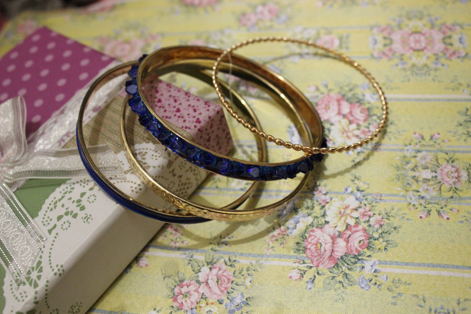 Canon EOS 600D (Rebel EOS T3i / EOS Kiss X5) sample photo. Blue bracelet, jewelry, bijouterie photography