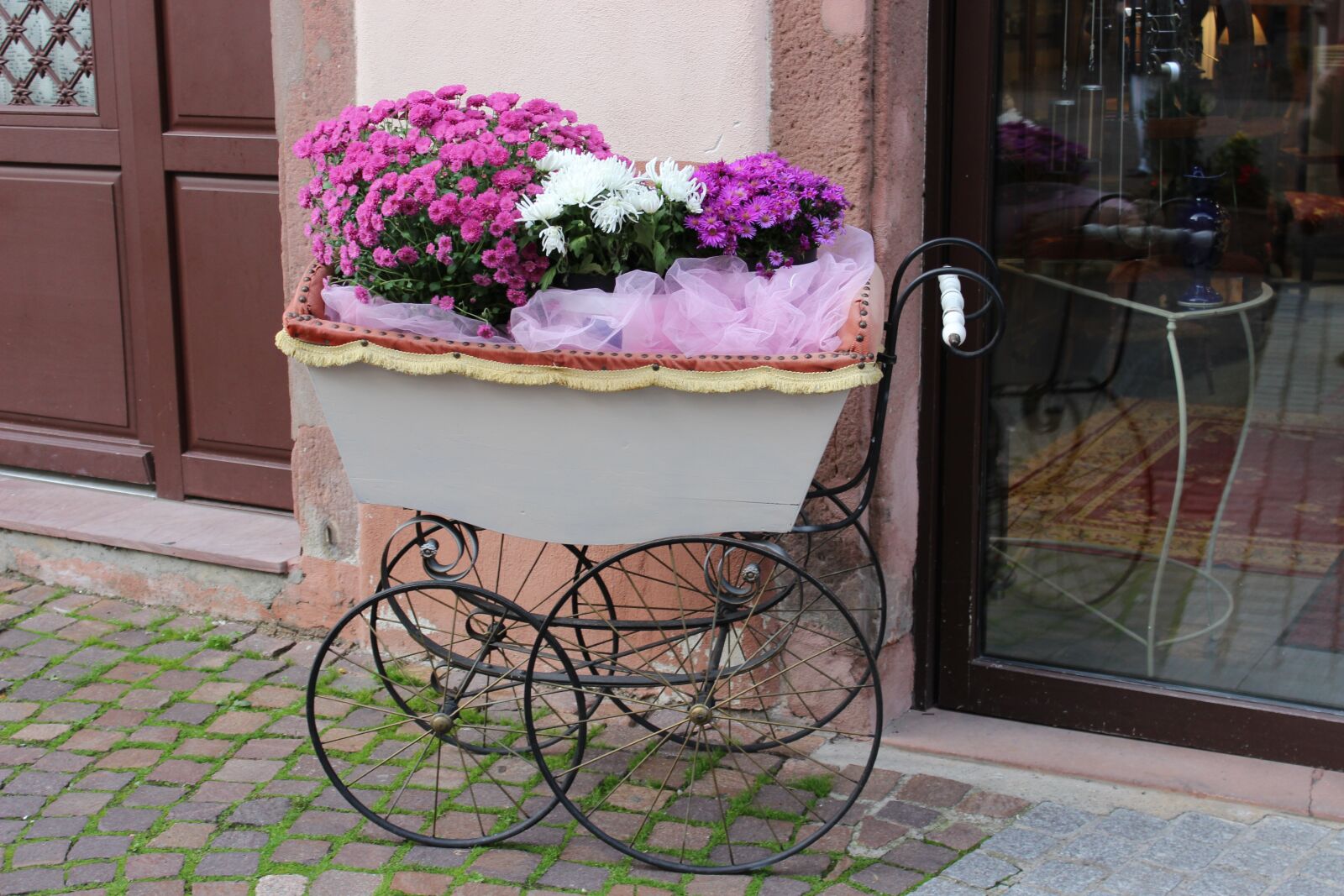 Canon EOS 600D (Rebel EOS T3i / EOS Kiss X5) sample photo. Age stroller, floral decorations photography