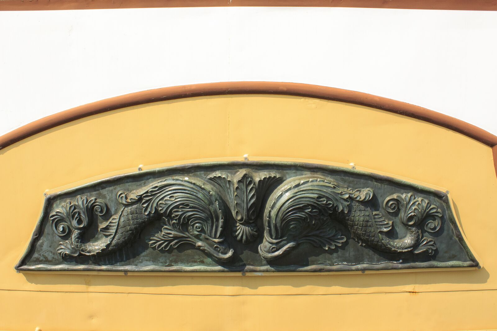 Canon EOS 1300D (EOS Rebel T6 / EOS Kiss X80) sample photo. Dolphins, relief, bronze photography