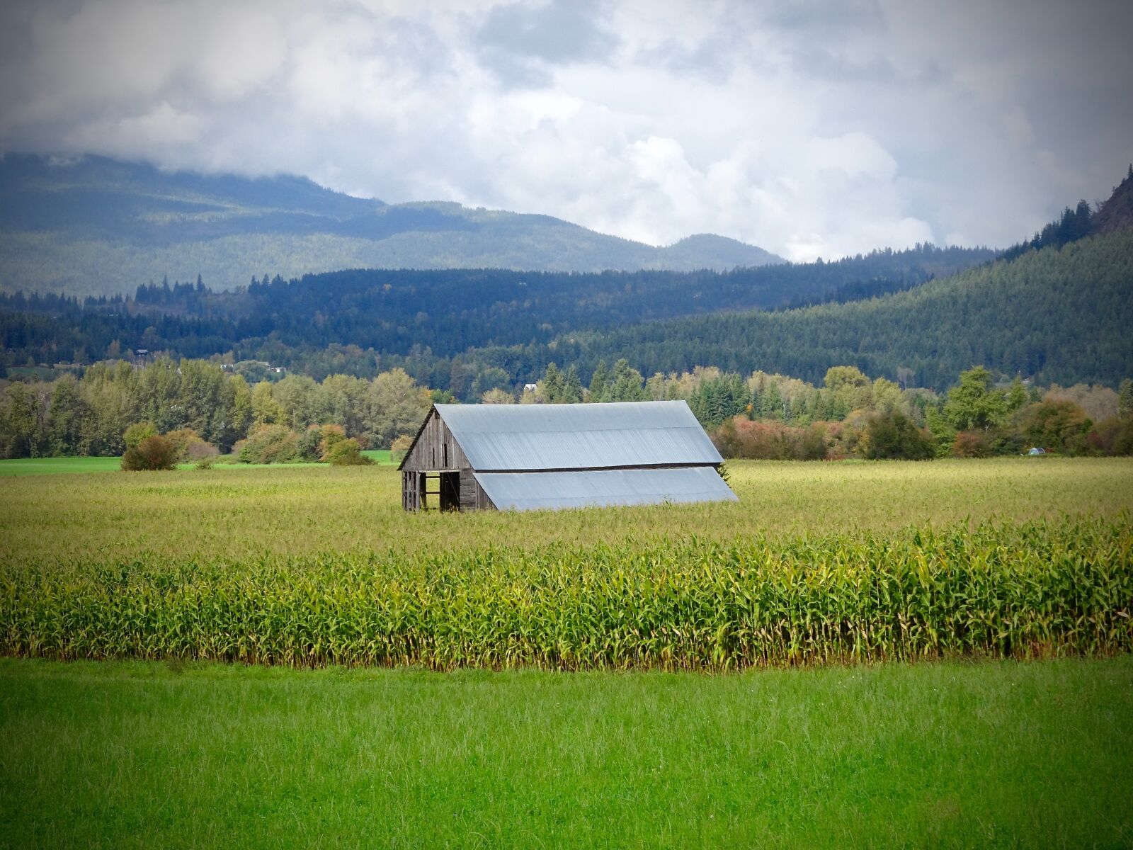 Sony Cyber-shot DSC-HX90V sample photo. Shed, farm, field photography