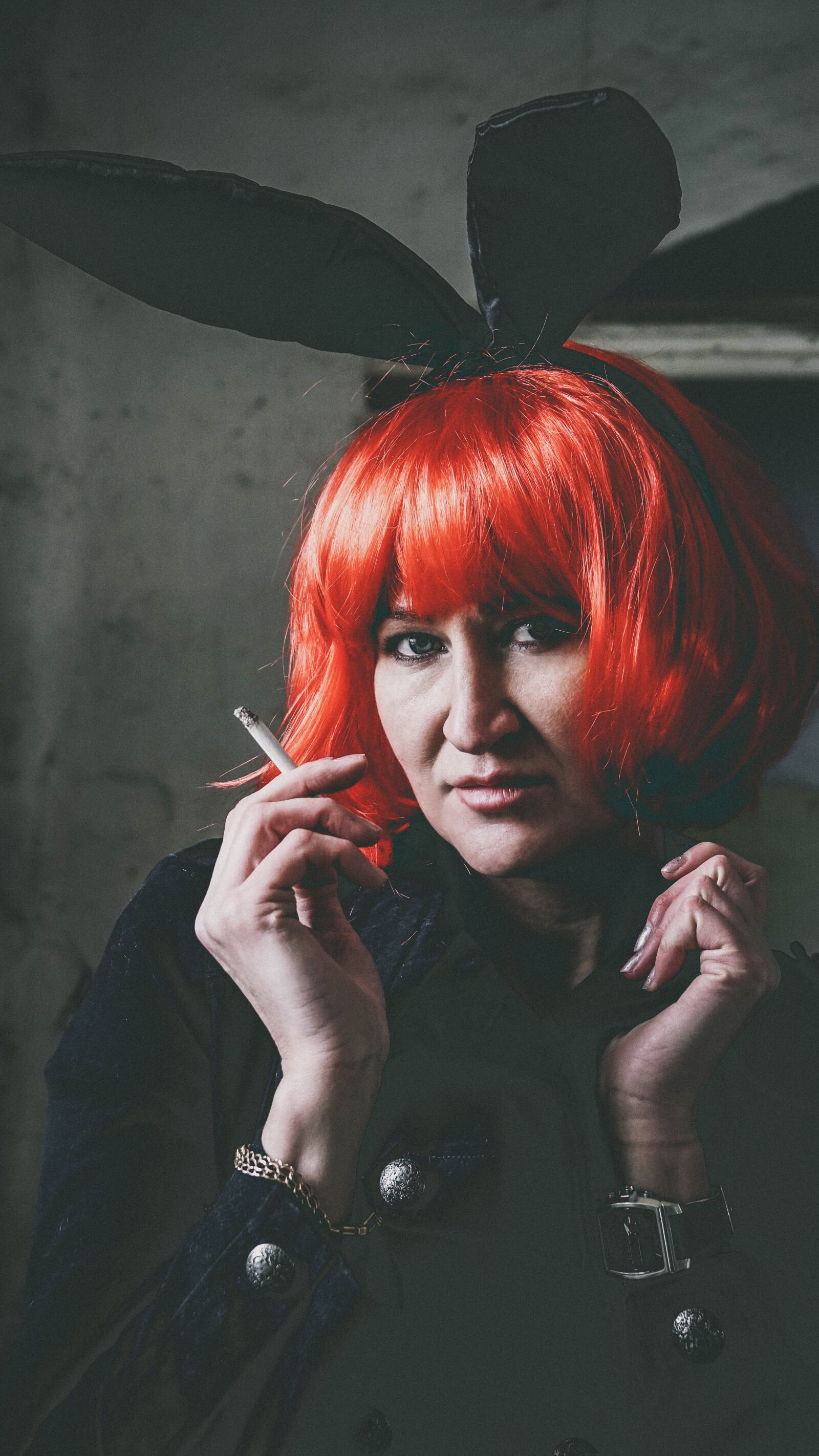Sony a6000 + Sony Vario-Tessar T* E 16-70mm F4 ZA OSS sample photo. Girl, wig, cigarette photography