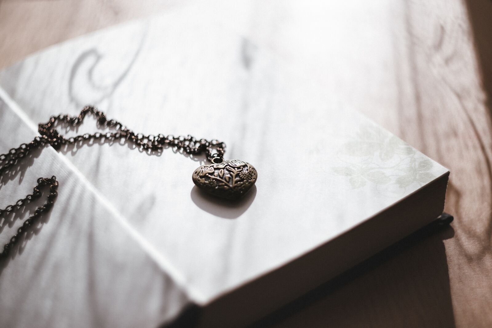 Canon EOS 6D sample photo. Heart, necklace, old photography