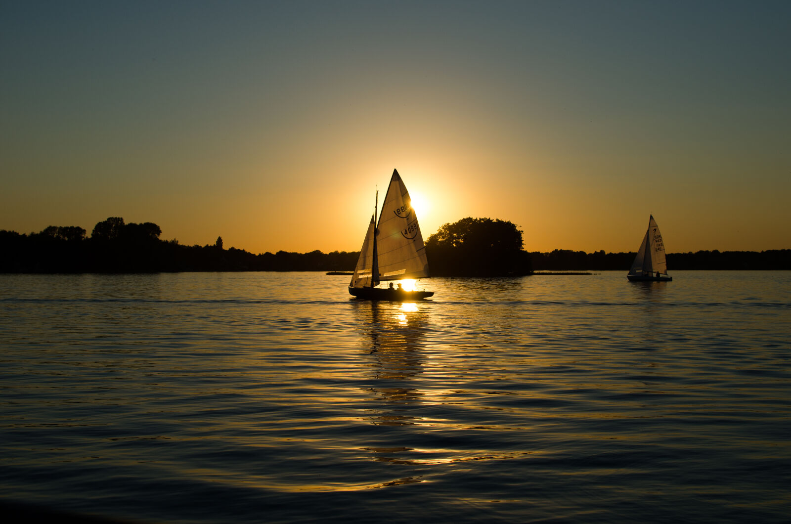 Nikon D5100 + Nikon AF-S DX Nikkor 35mm F1.8G sample photo. Sea, dawn, sunset, boats photography