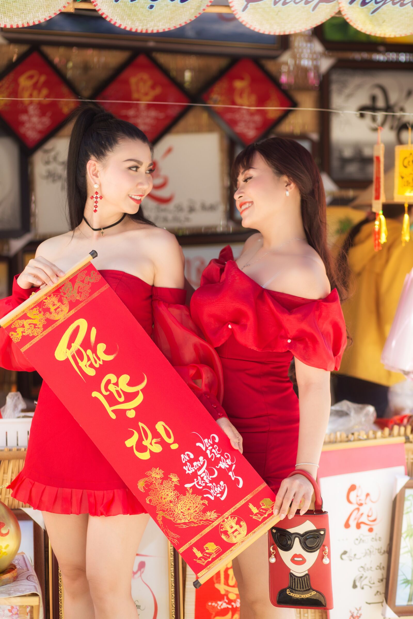 Canon EF 85mm F1.8 USM sample photo. Friends, woman, traditional photography