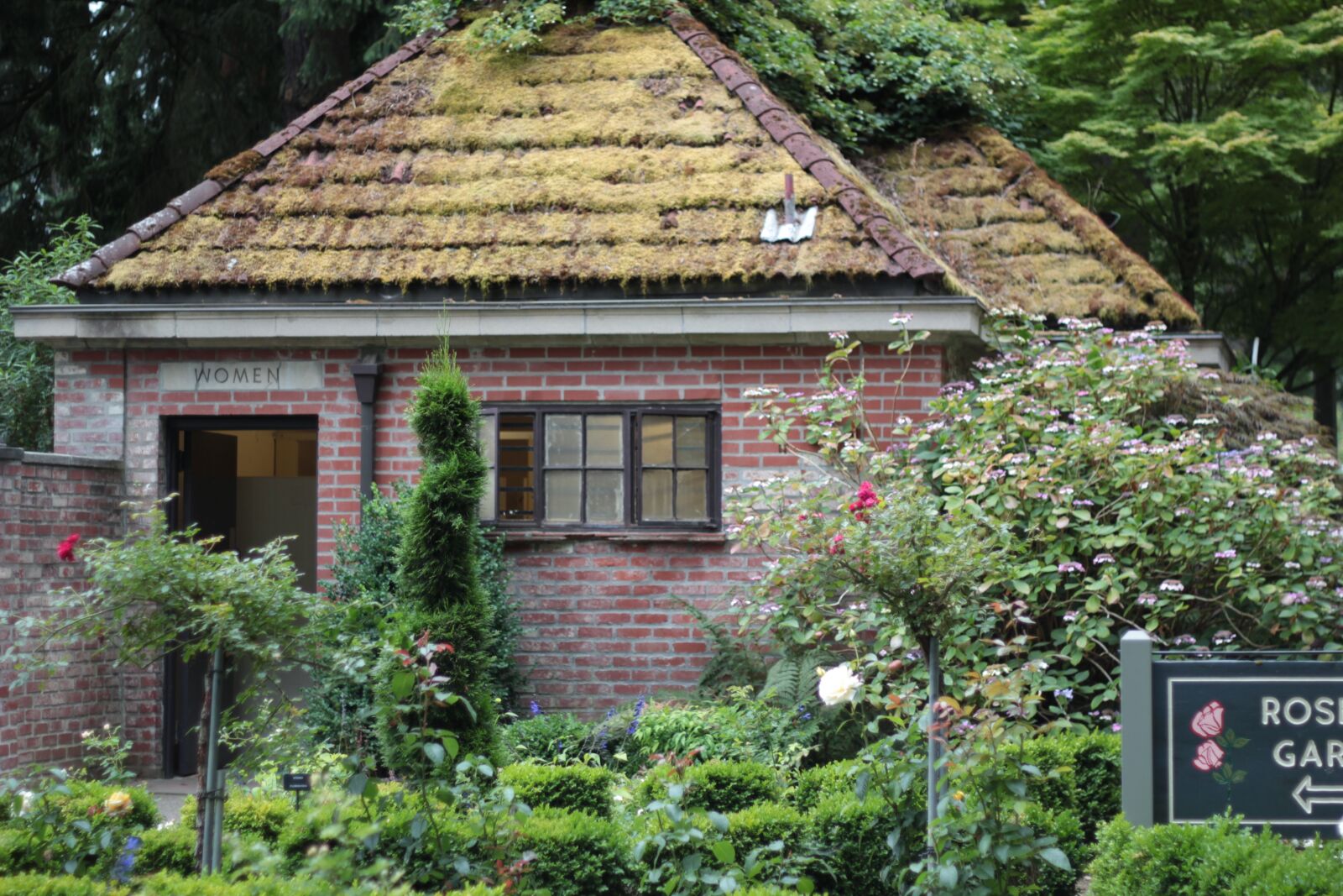 Canon EOS 550D (EOS Rebel T2i / EOS Kiss X4) sample photo. Building, brick, roof photography