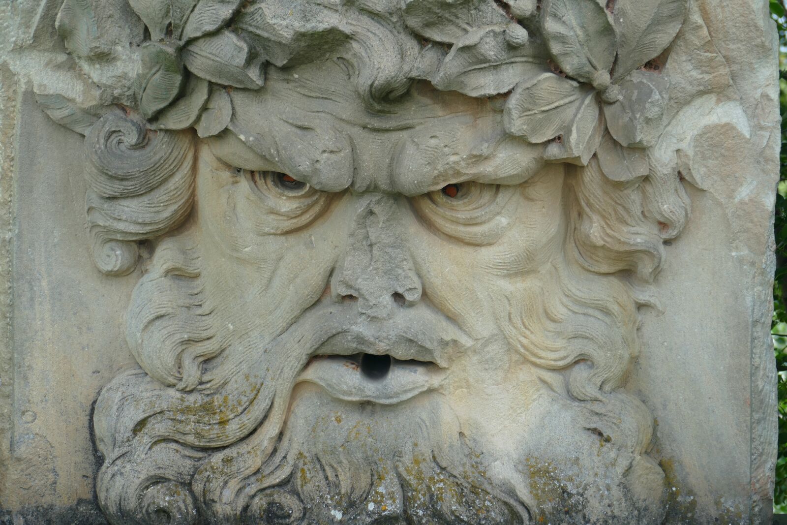 Panasonic Lumix DMC-FZ1000 sample photo. Face, monument, grim photography