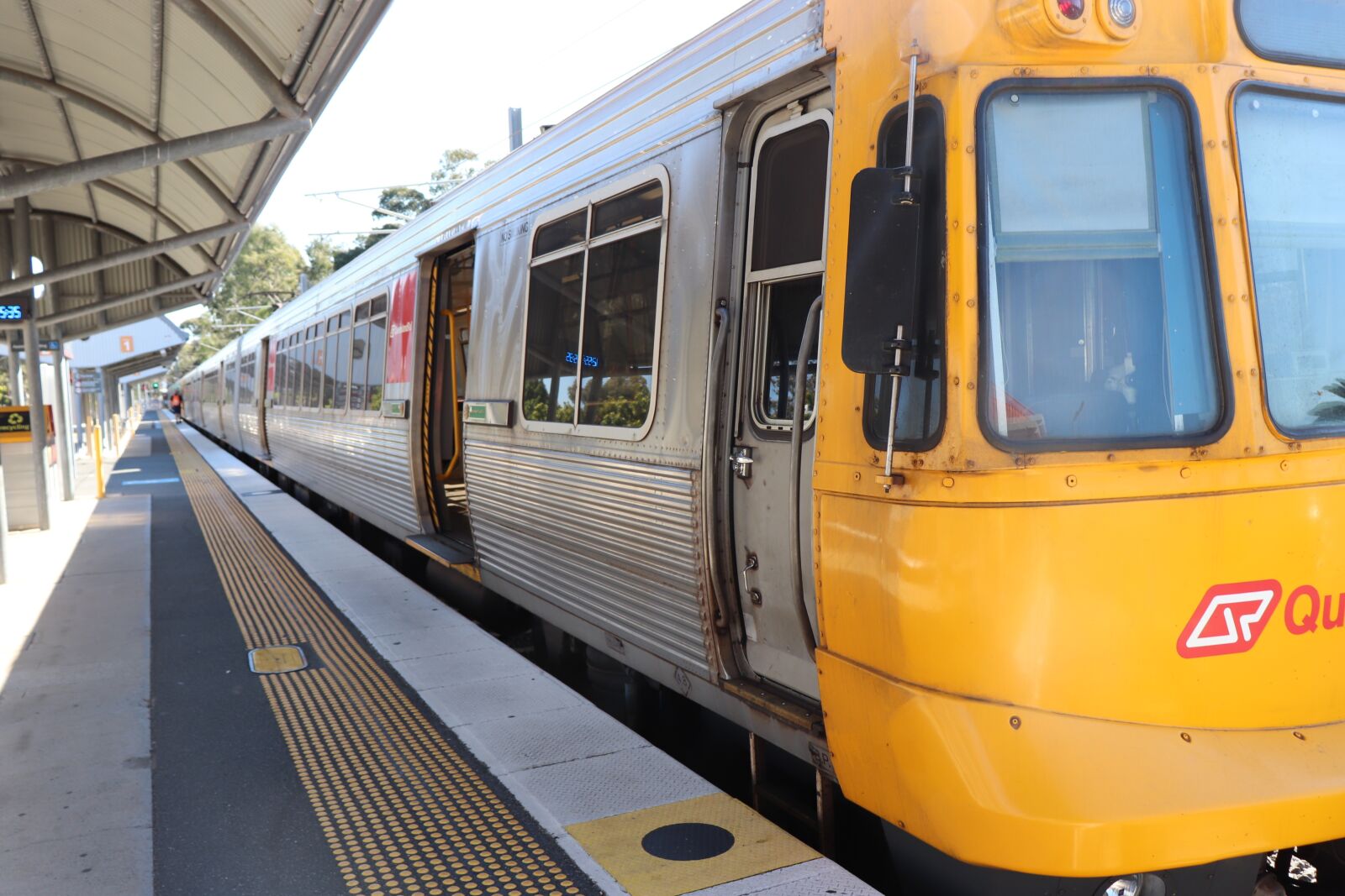 Canon EOS 200D (EOS Rebel SL2 / EOS Kiss X9) sample photo. Train, rail, queensland rail photography