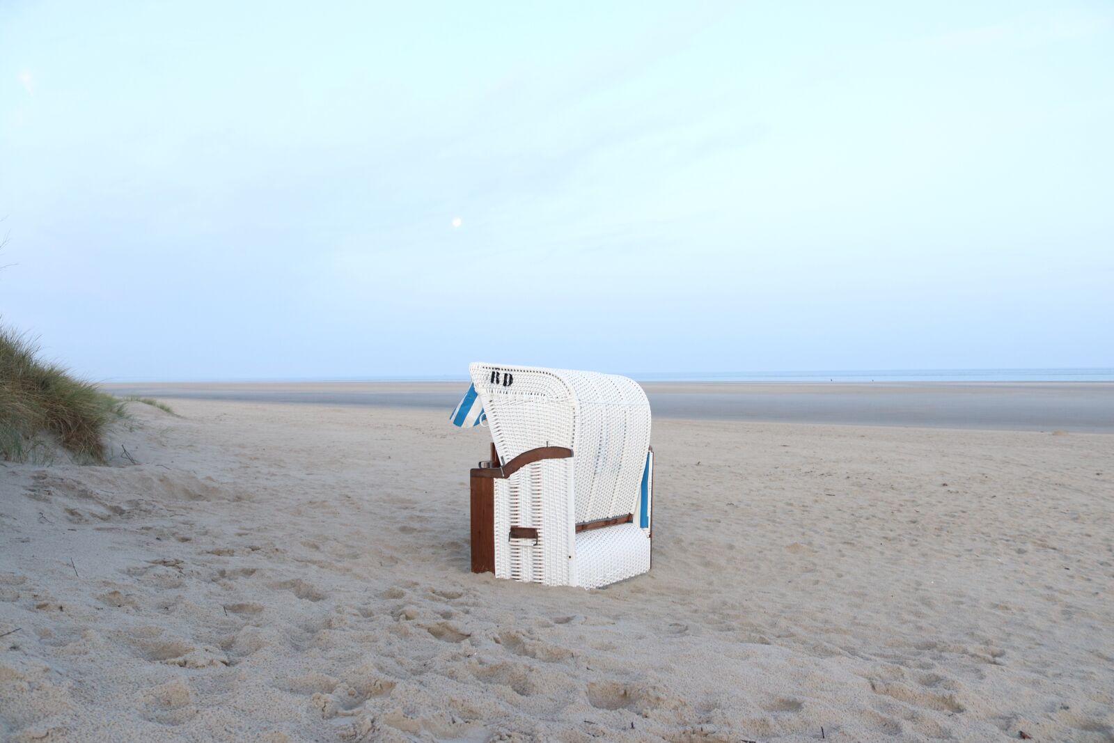 Canon EOS 200D (EOS Rebel SL2 / EOS Kiss X9) sample photo. Beach chair, lonely, beach photography