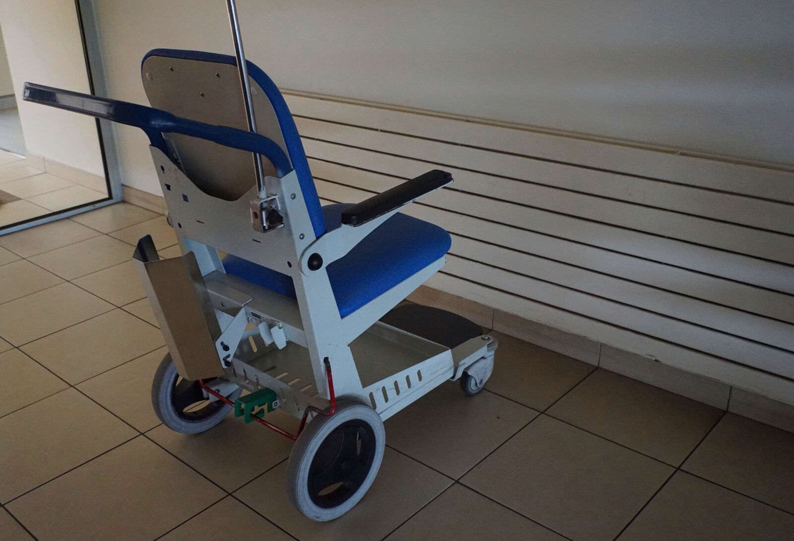 Sony a6000 sample photo. Bleu, handicap, handicape, fauteuil photography