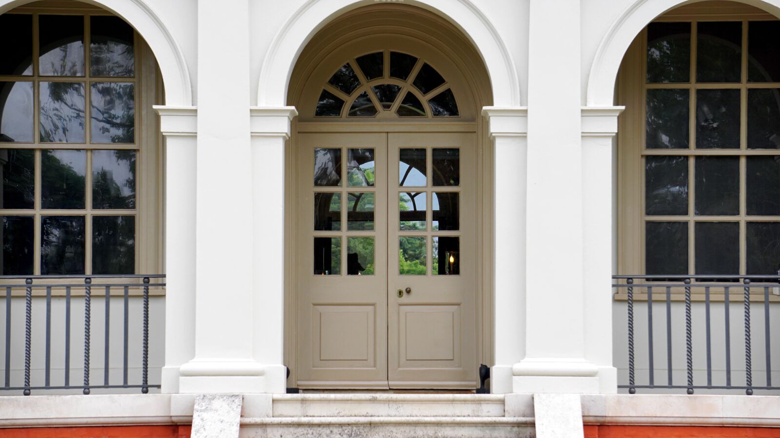 Sony E 55-210mm F4.5-6.3 OSS sample photo. Door, building, entrance photography