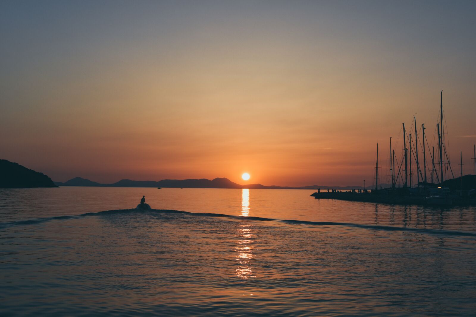 Nikon D5500 sample photo. Beach, boat, dawn photography