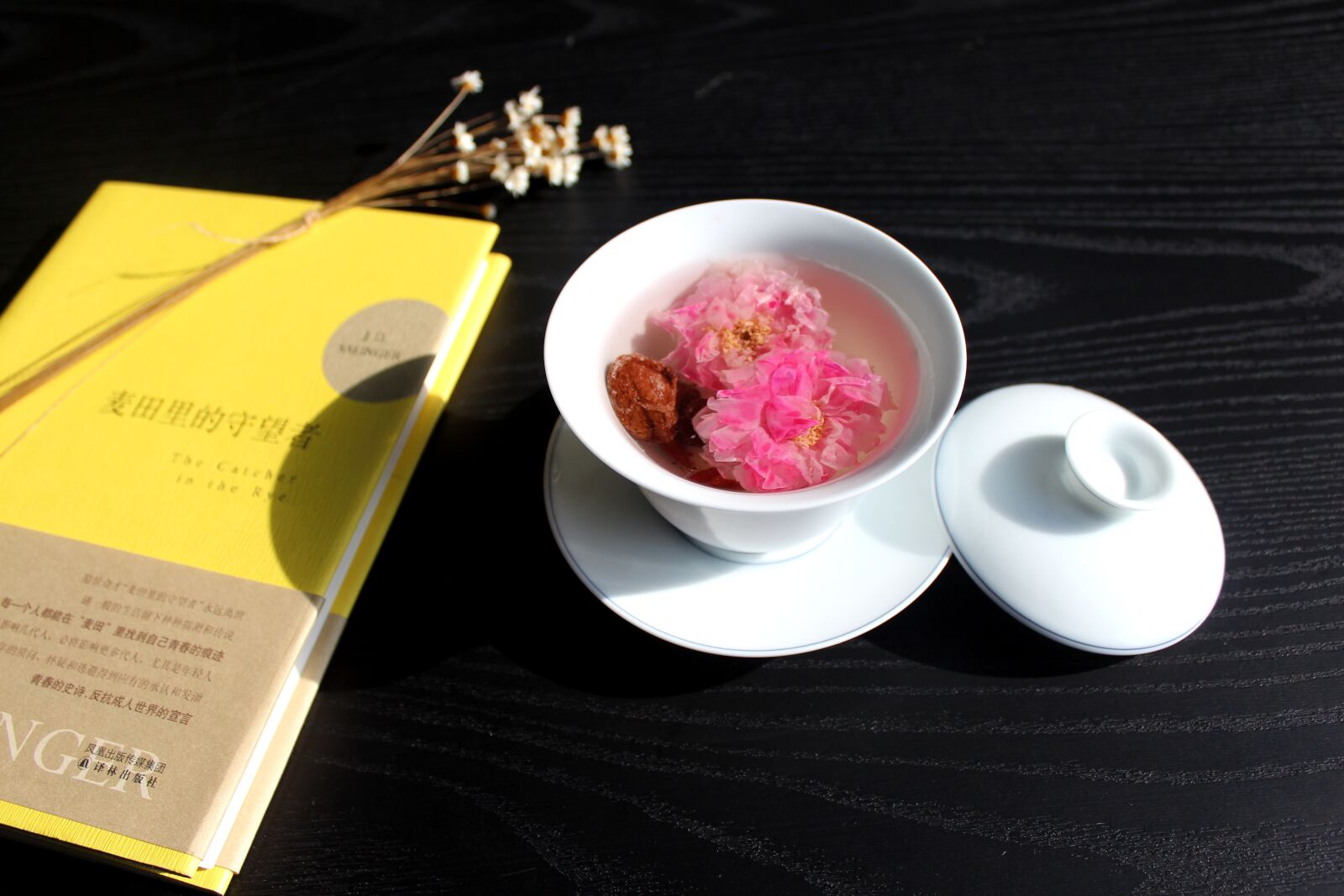 Canon EOS 600D (Rebel EOS T3i / EOS Kiss X5) sample photo. Tea rose corolla, cafe photography