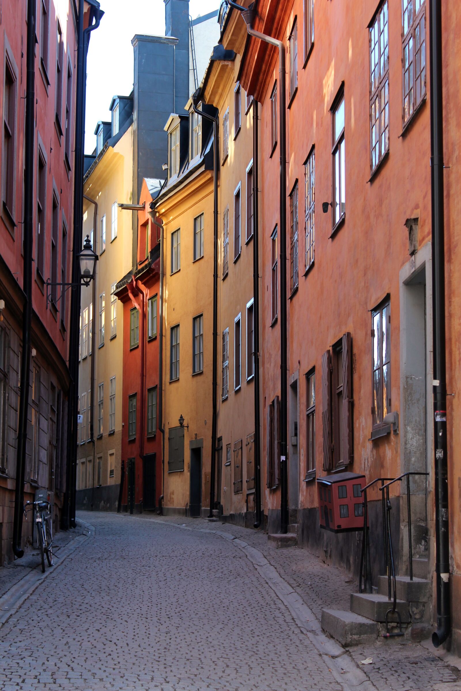 Canon EOS 600D (Rebel EOS T3i / EOS Kiss X5) sample photo. Alley, houses, facade photography