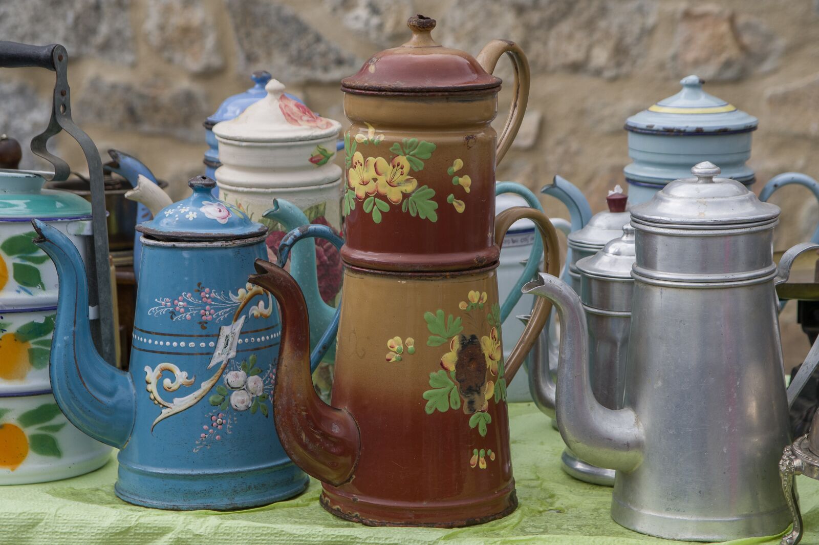 Pentax KP sample photo. Flea market, coffee maker photography