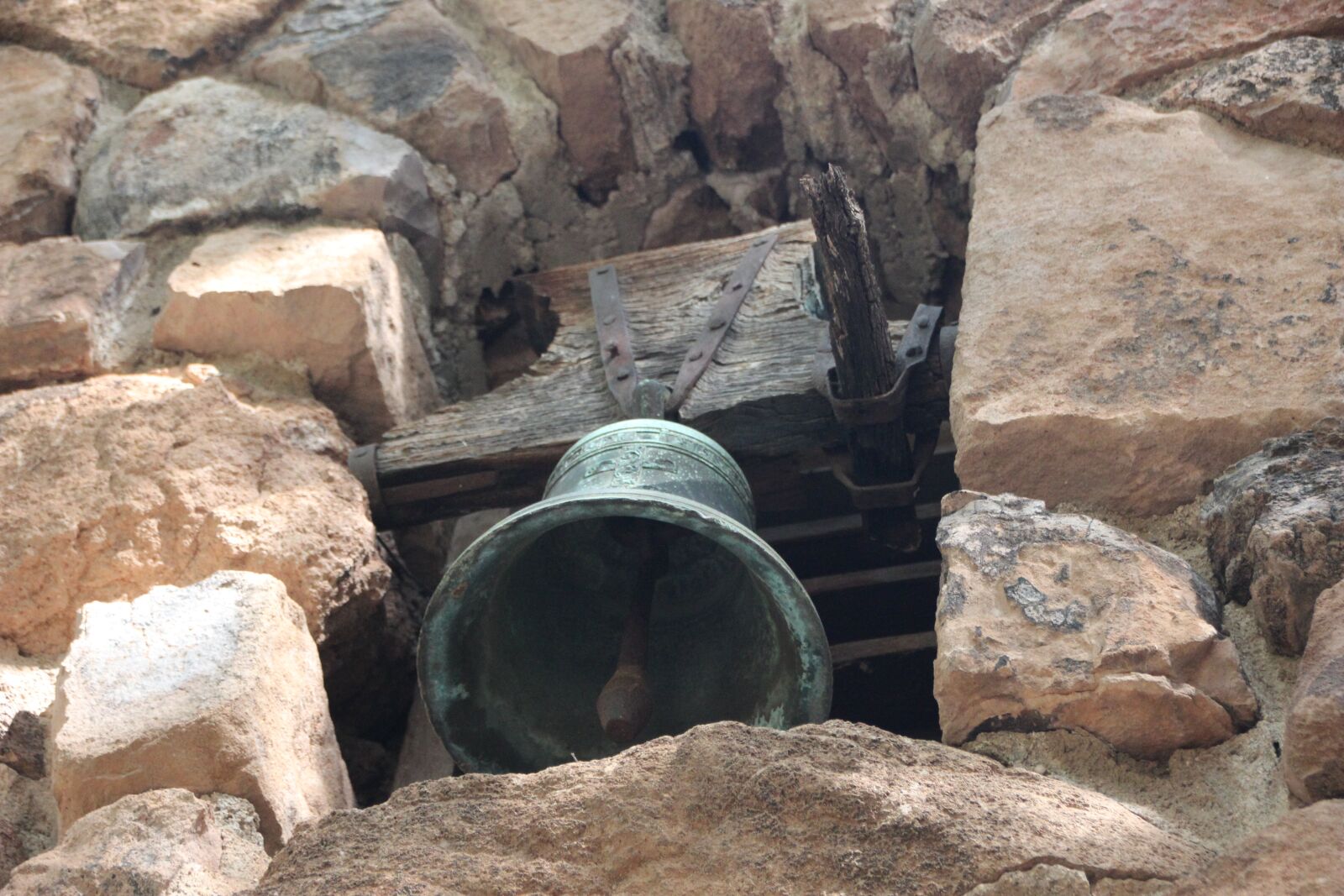 Canon EOS 600D (Rebel EOS T3i / EOS Kiss X5) sample photo. Bell, patina, stone wall photography