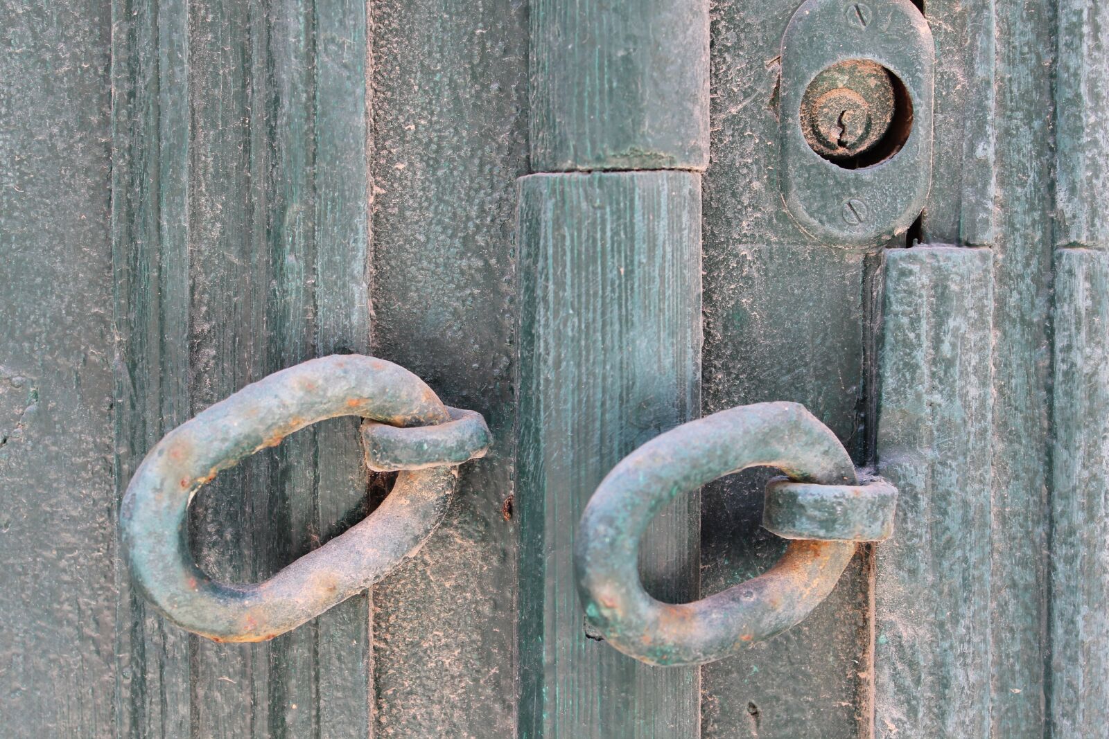 Canon EOS 600D (Rebel EOS T3i / EOS Kiss X5) sample photo. Hooks, distressed, chains photography