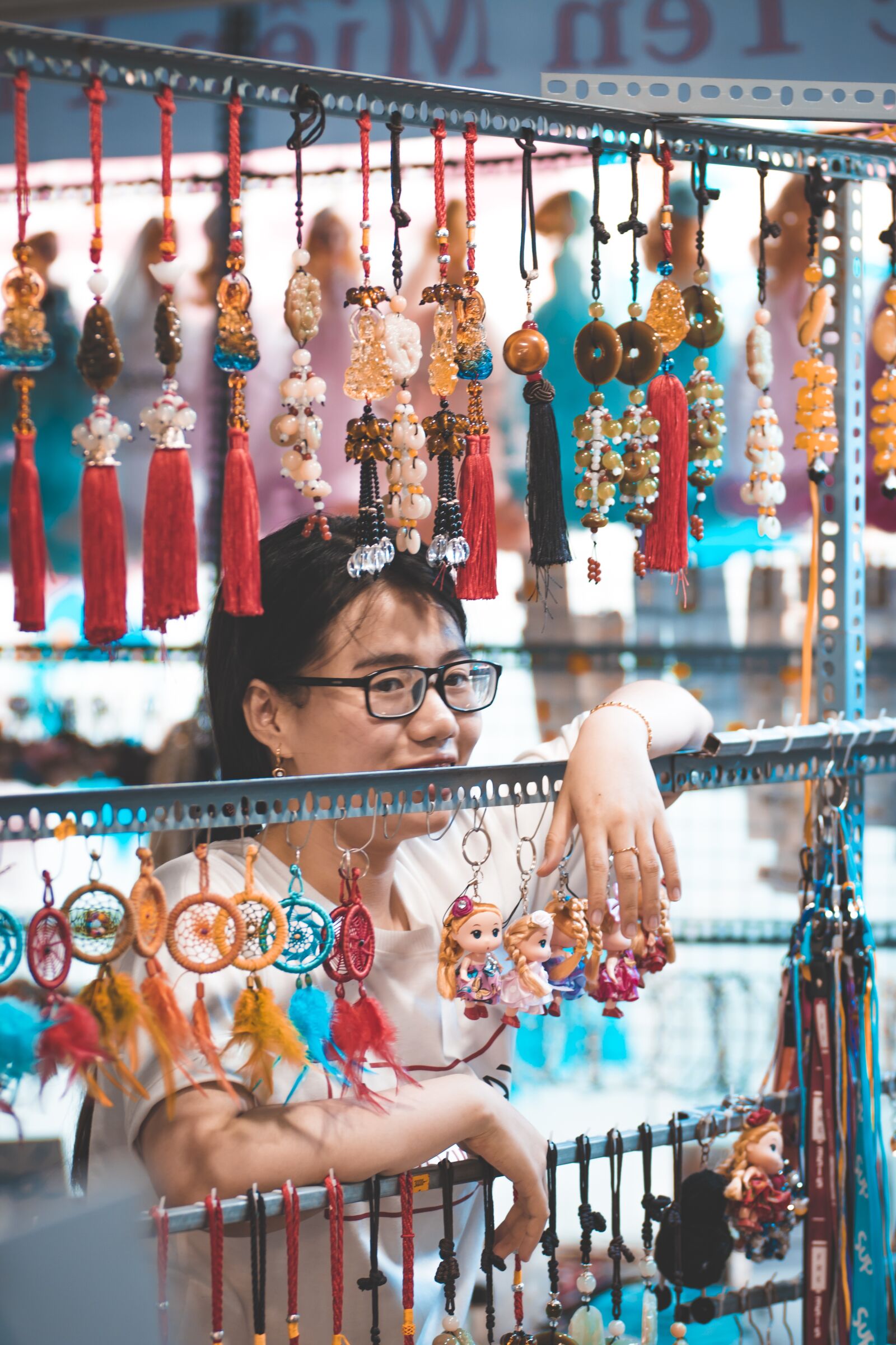 Canon EOS 80D + Canon EF 85mm F1.8 USM sample photo. Sales, girl, ornament photography