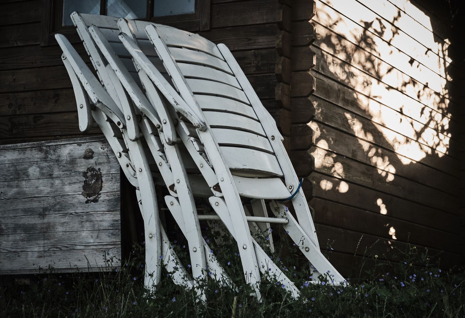 Fujifilm XF 18-55mm F2.8-4 R LM OIS sample photo. Folding chairs, chairs, lean photography