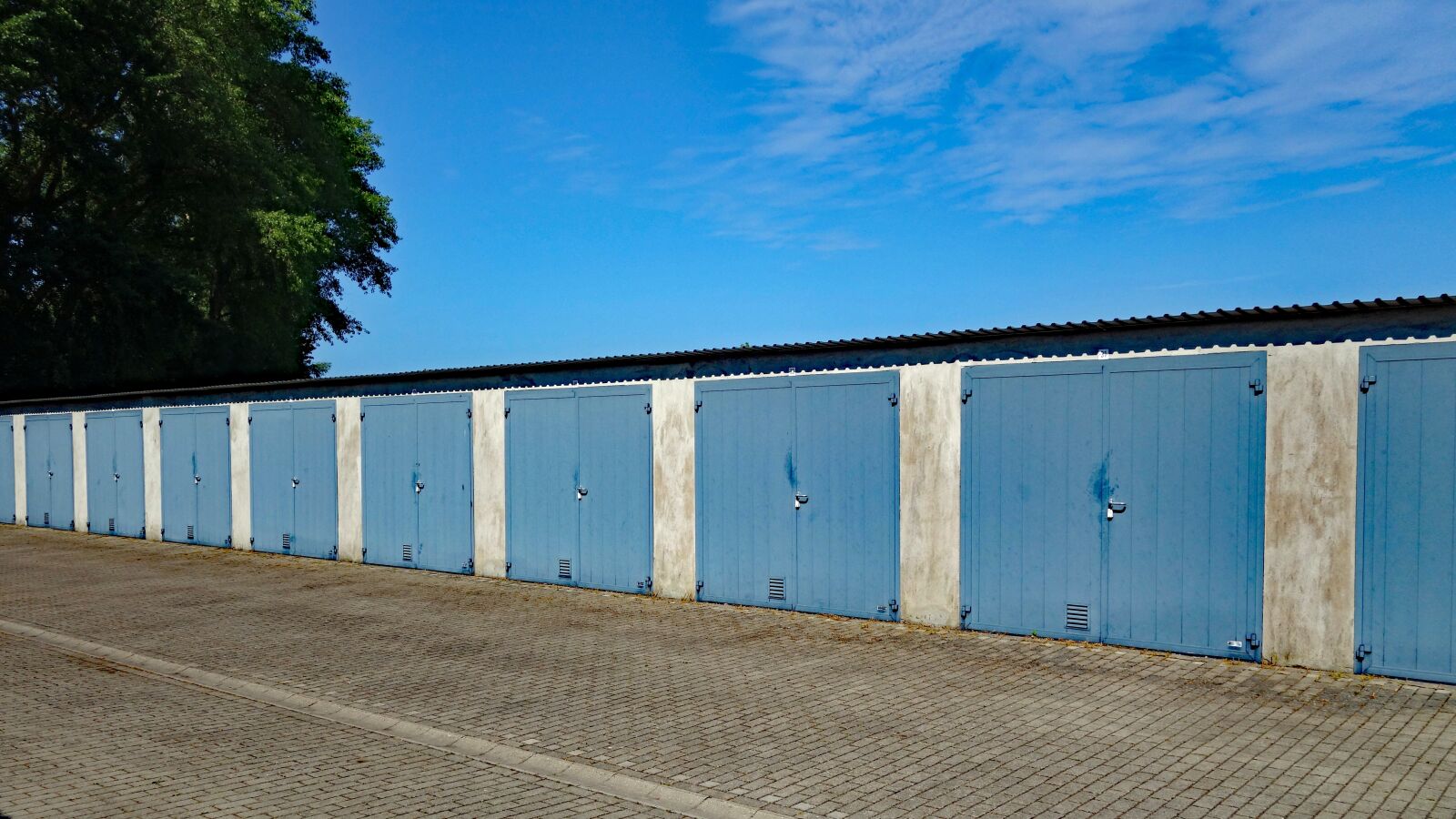 Sony Cyber-shot DSC-RX100 II sample photo. Garage, garages, garage yard photography