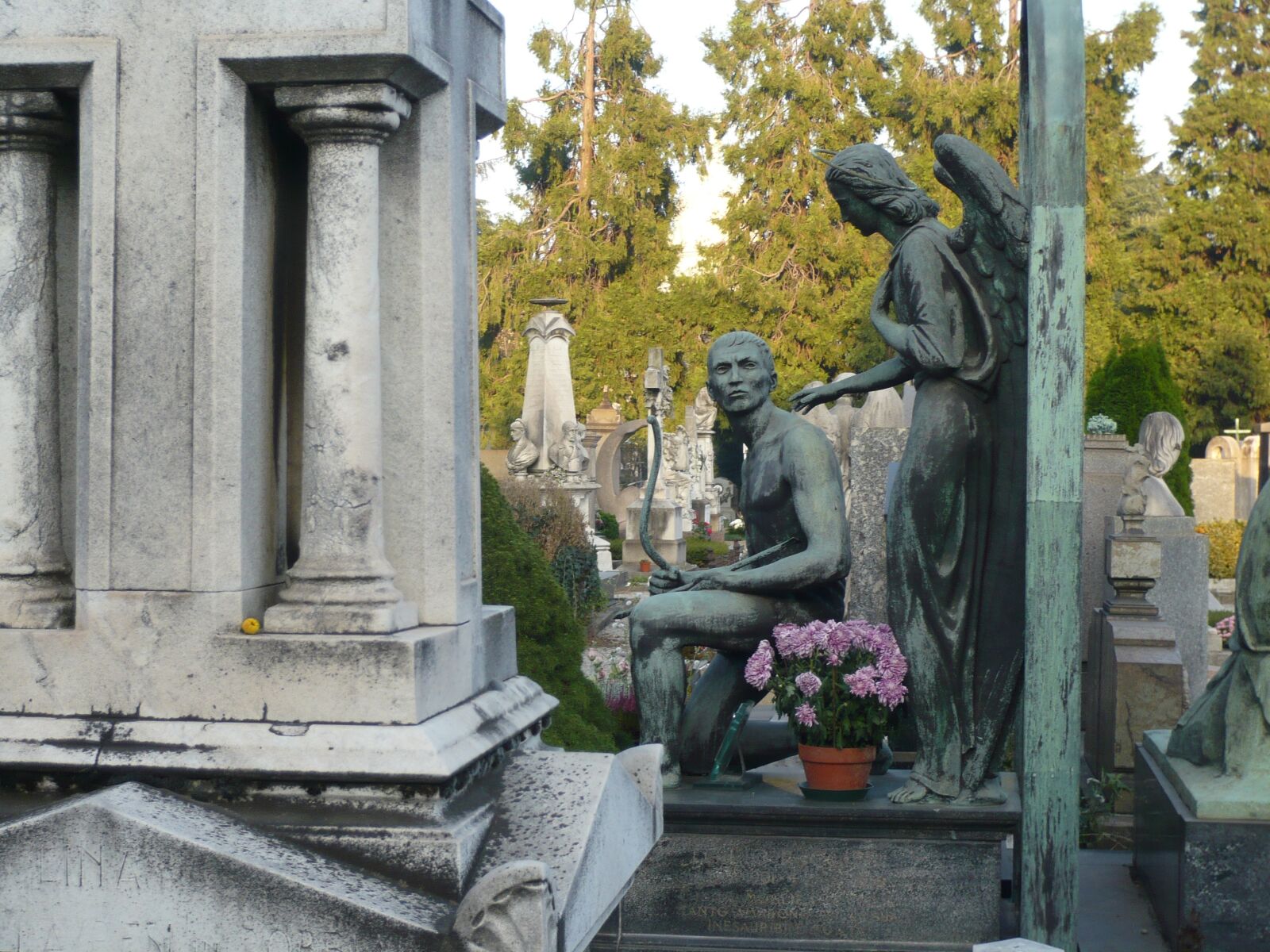 Leica C-LUX 2 sample photo. Art, cimitery, statue, statues photography