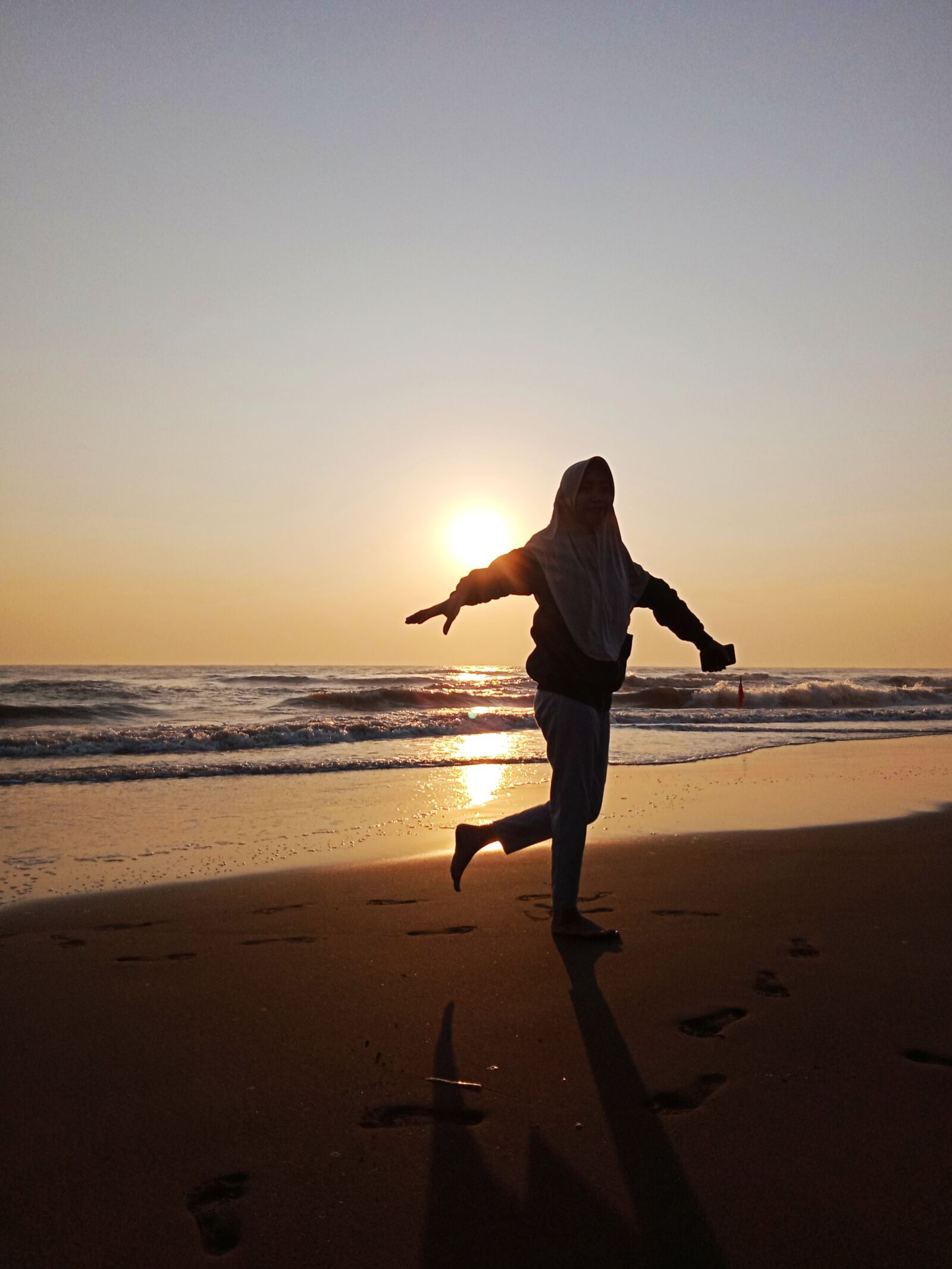 Realme C2 sample photo. Sea, wave, sunset photography