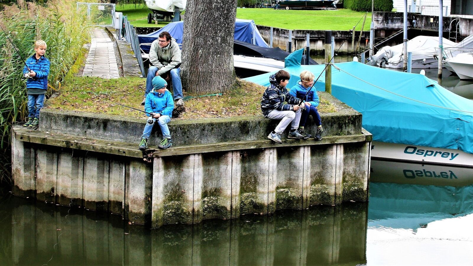 Canon EOS 400D (EOS Digital Rebel XTi / EOS Kiss Digital X) sample photo. Children, fishing, bridge photography