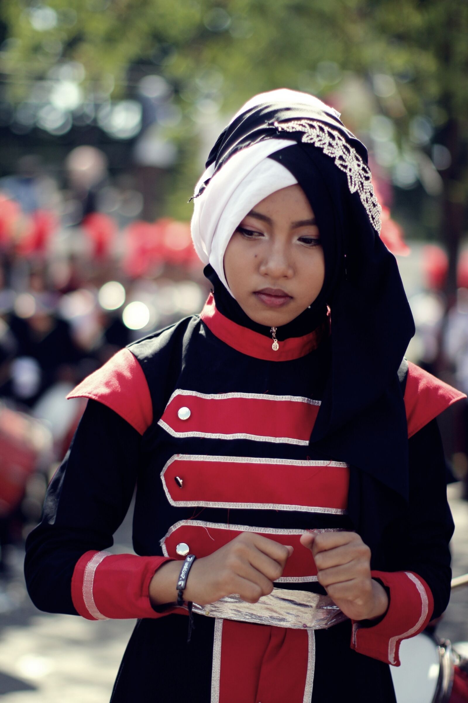 Canon EOS 650D (EOS Rebel T4i / EOS Kiss X6i) + Canon EF 50mm F1.2L USM sample photo. Hijab, carnival, girl photography