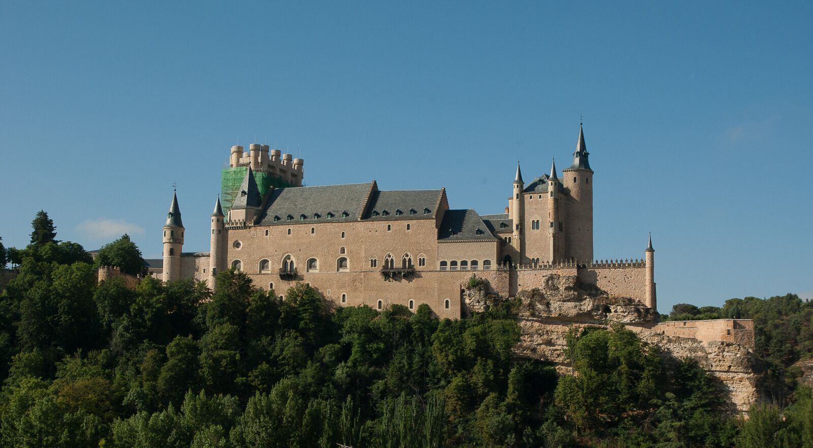 Pentax K10D sample photo. Spain, segovia, castle photography