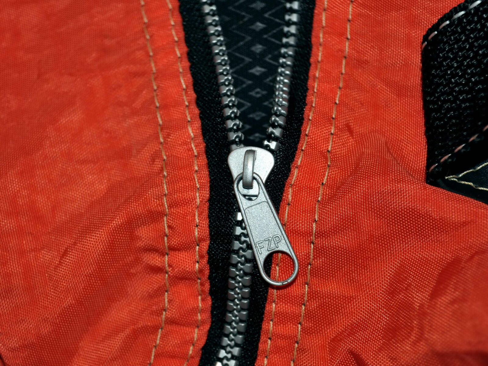 Nikon D5000 sample photo. Metal, zips, close photography