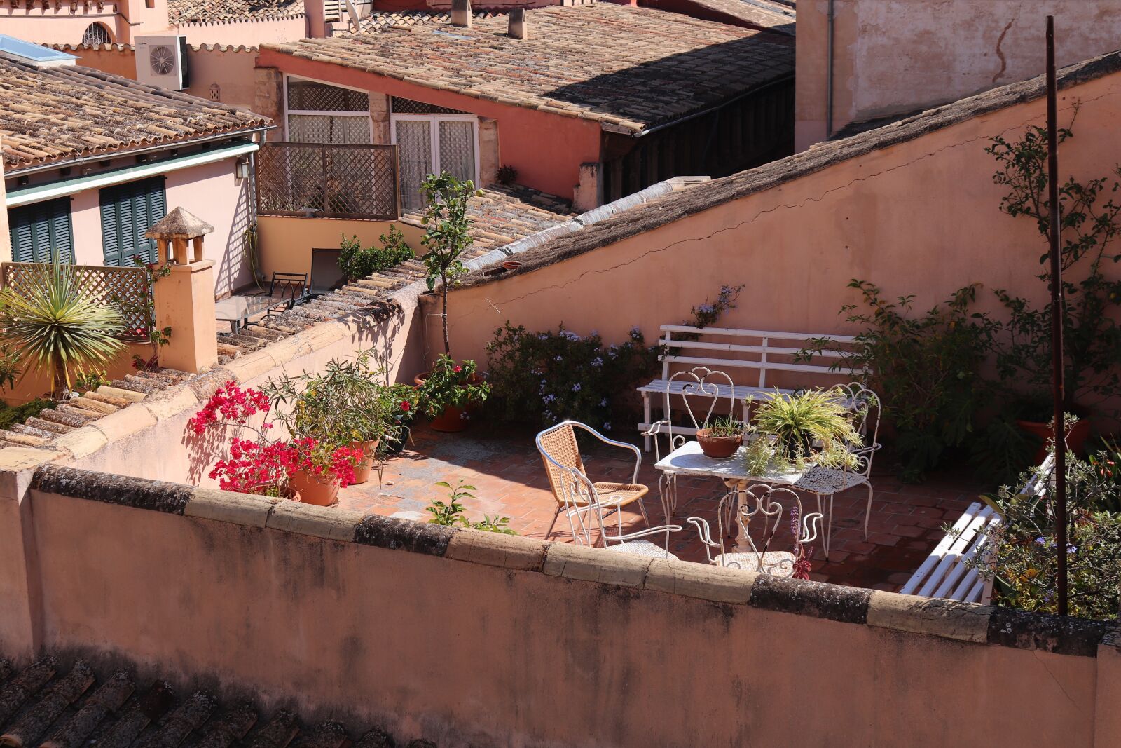 Canon EOS 200D (EOS Rebel SL2 / EOS Kiss X9) sample photo. Terrace, mediterranean, roof terrace photography