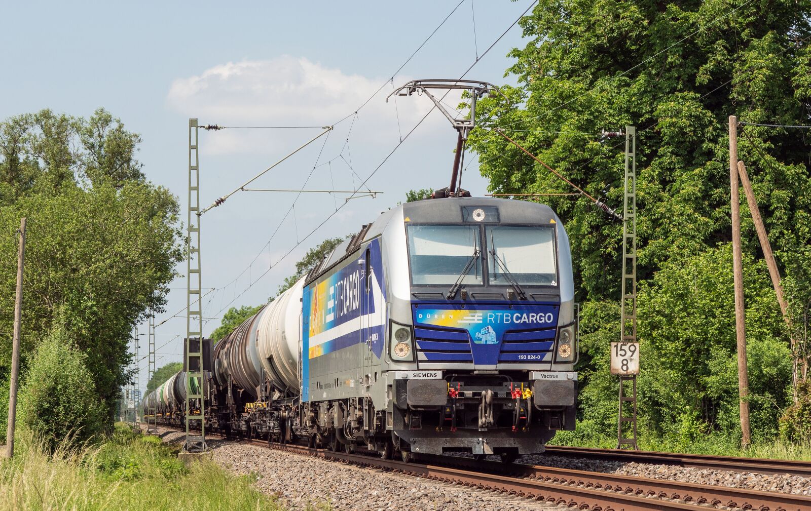 Panasonic Leica DG Vario-Elmarit 50-200mm F2.8-4.0 ASPH Power OIS sample photo. Railway, freight train, tank photography