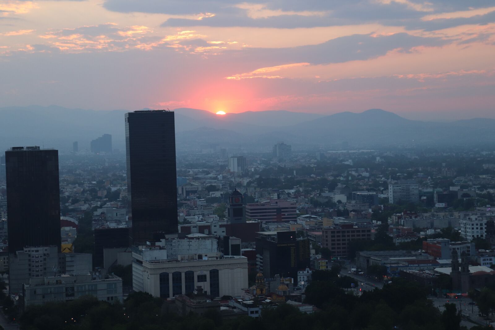 Canon EOS 200D (EOS Rebel SL2 / EOS Kiss X9) sample photo. Cdmx, city, sunset photography