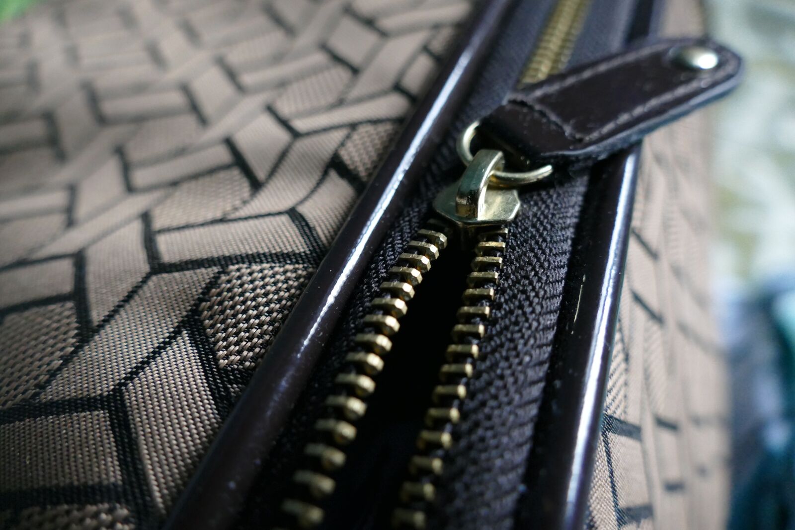 Panasonic Lumix DMC-FZ1000 sample photo. Zip, bag, handbag photography