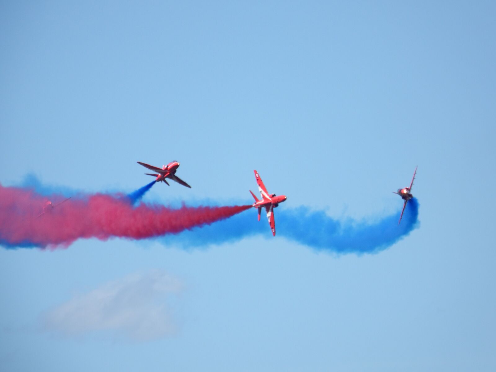 Fujifilm FinePix SL1000 sample photo. Red arrows, airshow, air photography