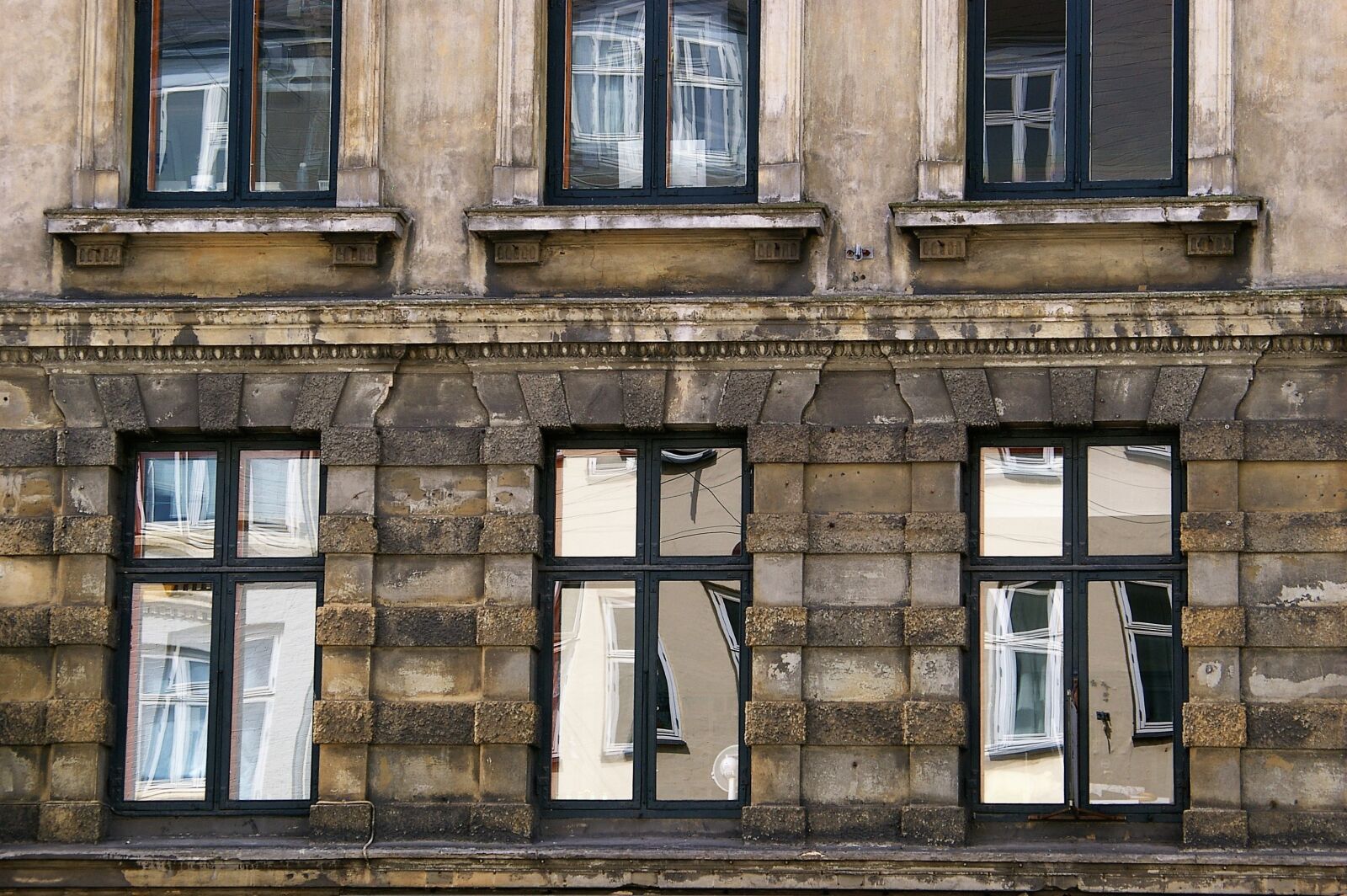 Pentax *ist DL sample photo. Facade, window, mirroring photography