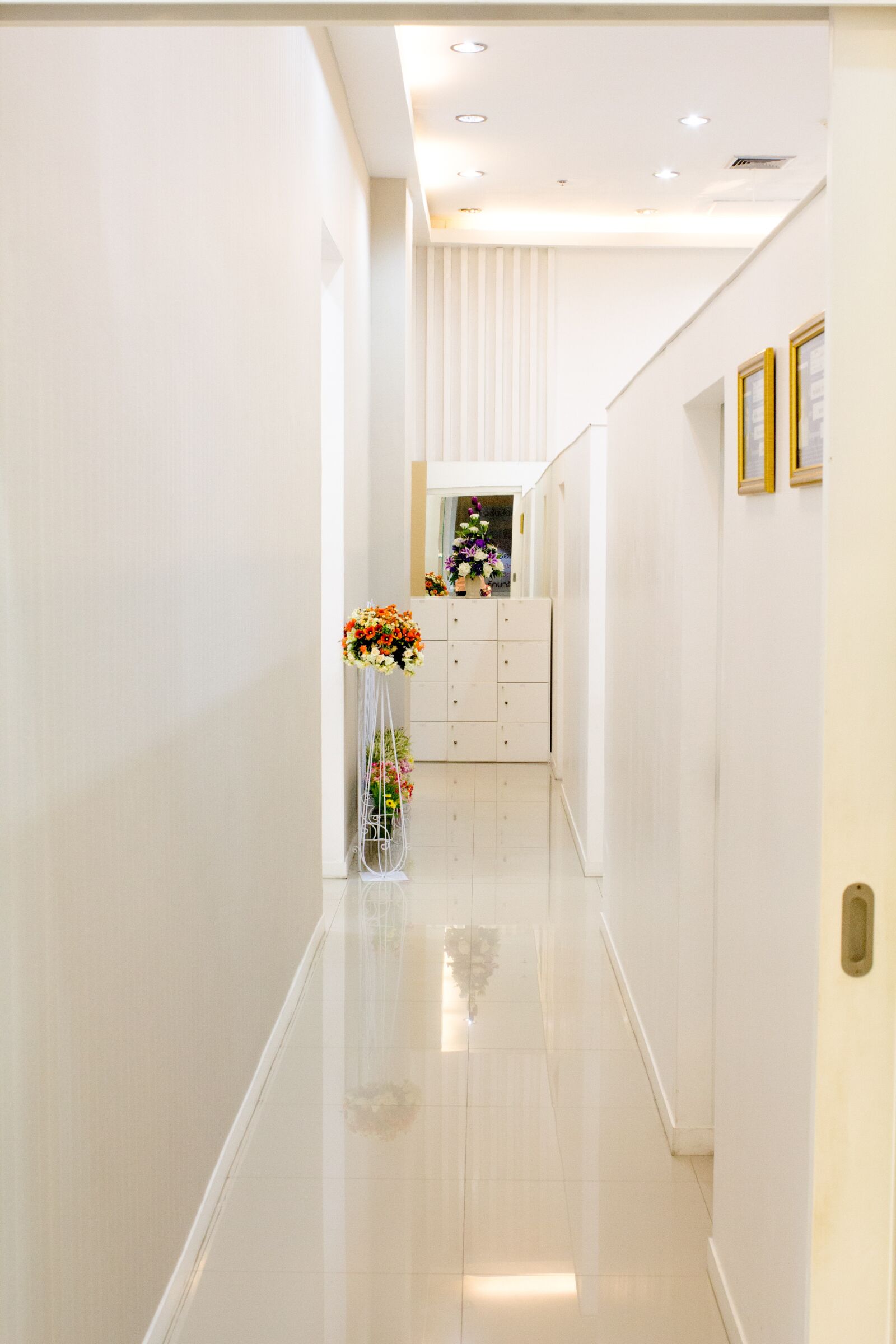 Canon EOS 600D (Rebel EOS T3i / EOS Kiss X5) sample photo. White room, passage, door photography