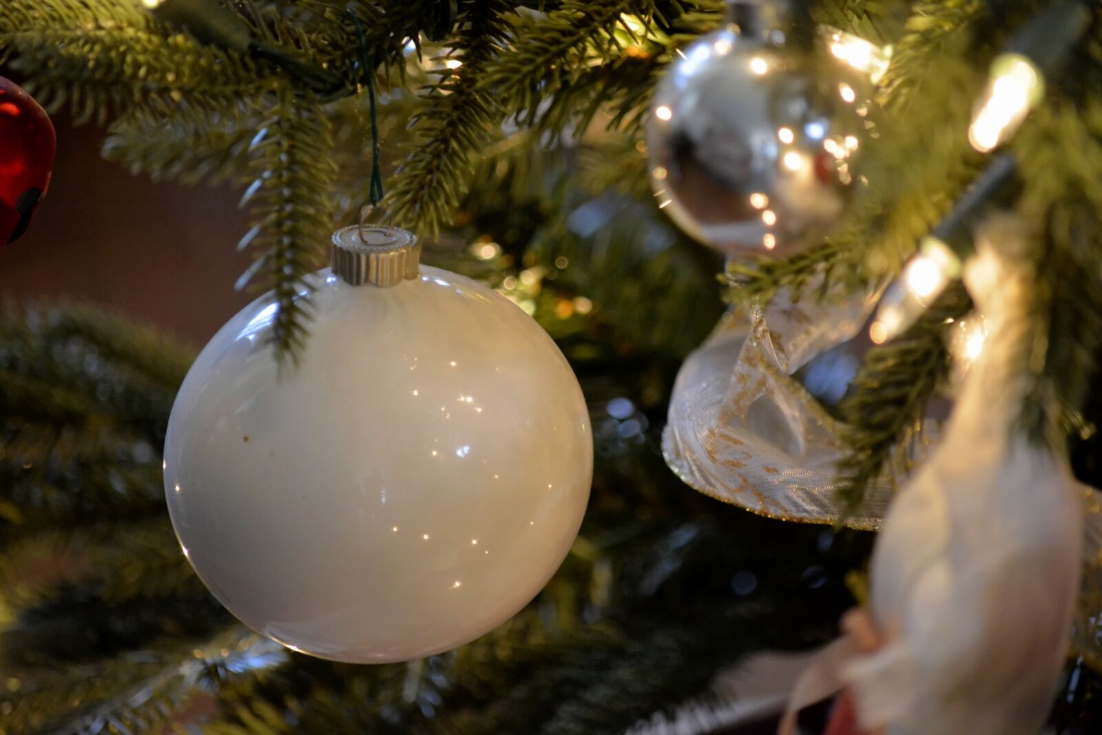Nikon D7100 sample photo. White ornament, christmas ball photography