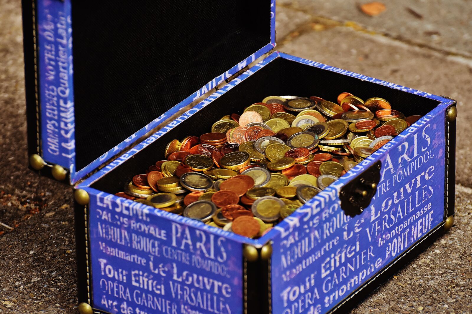 Nikon D7200 sample photo. Box, chest, money photography