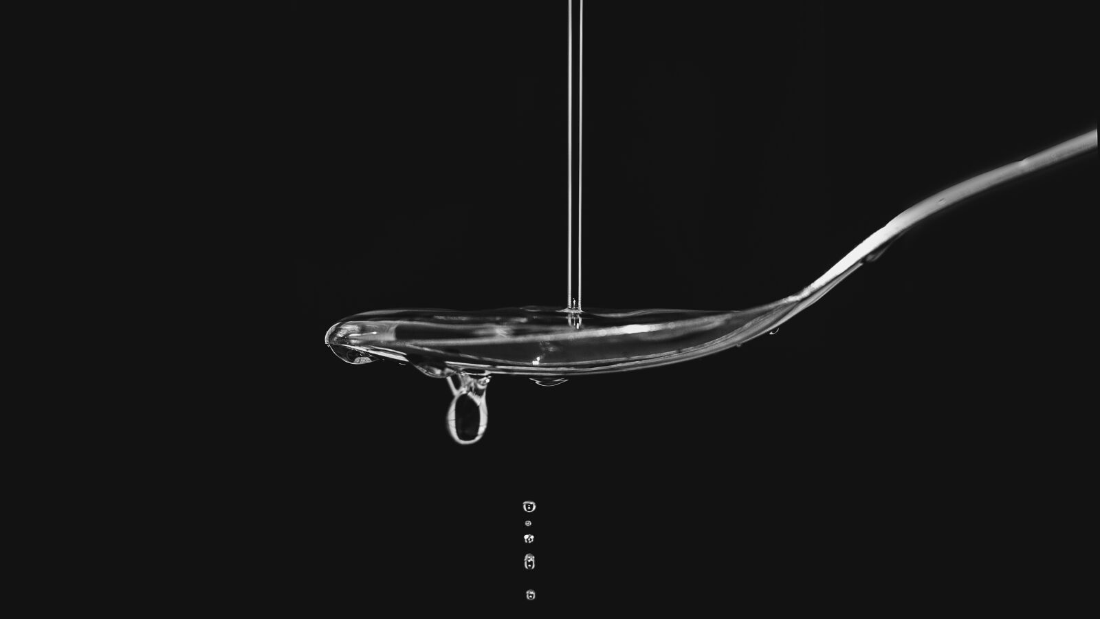 Canon EOS 550D (EOS Rebel T2i / EOS Kiss X4) + Canon EF 50mm F1.8 II sample photo. Water, droplet, on, spoon photography