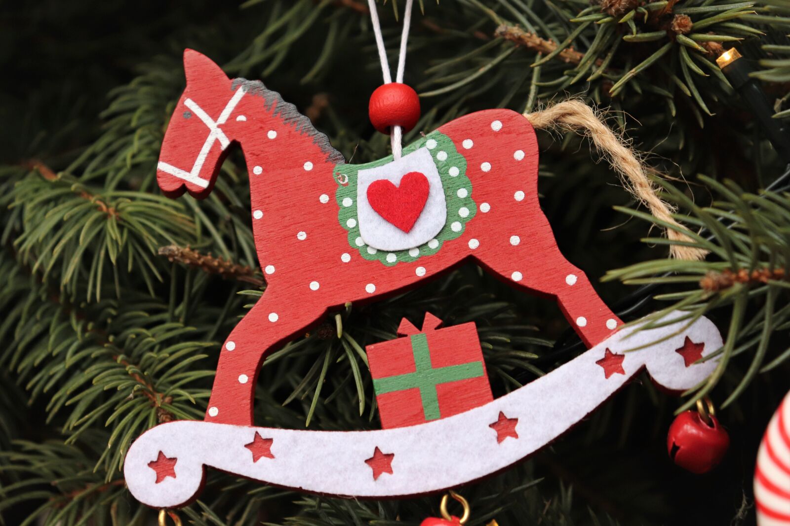 Canon EOS 200D (EOS Rebel SL2 / EOS Kiss X9) sample photo. Wooden horse, heart, christmas photography