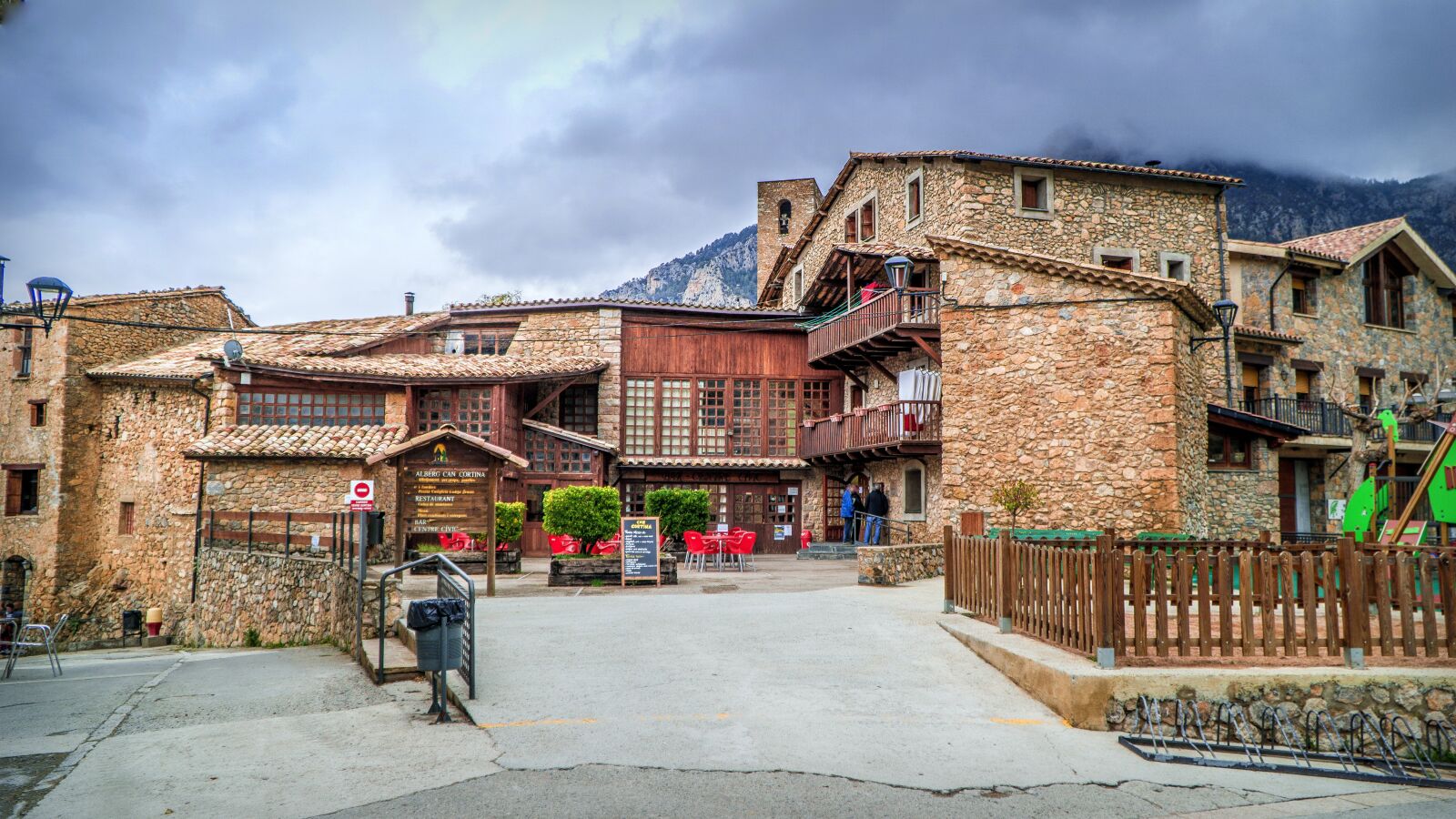 Sony a6000 + Sony E PZ 18-105mm F4 G OSS sample photo. People, rural, houses photography