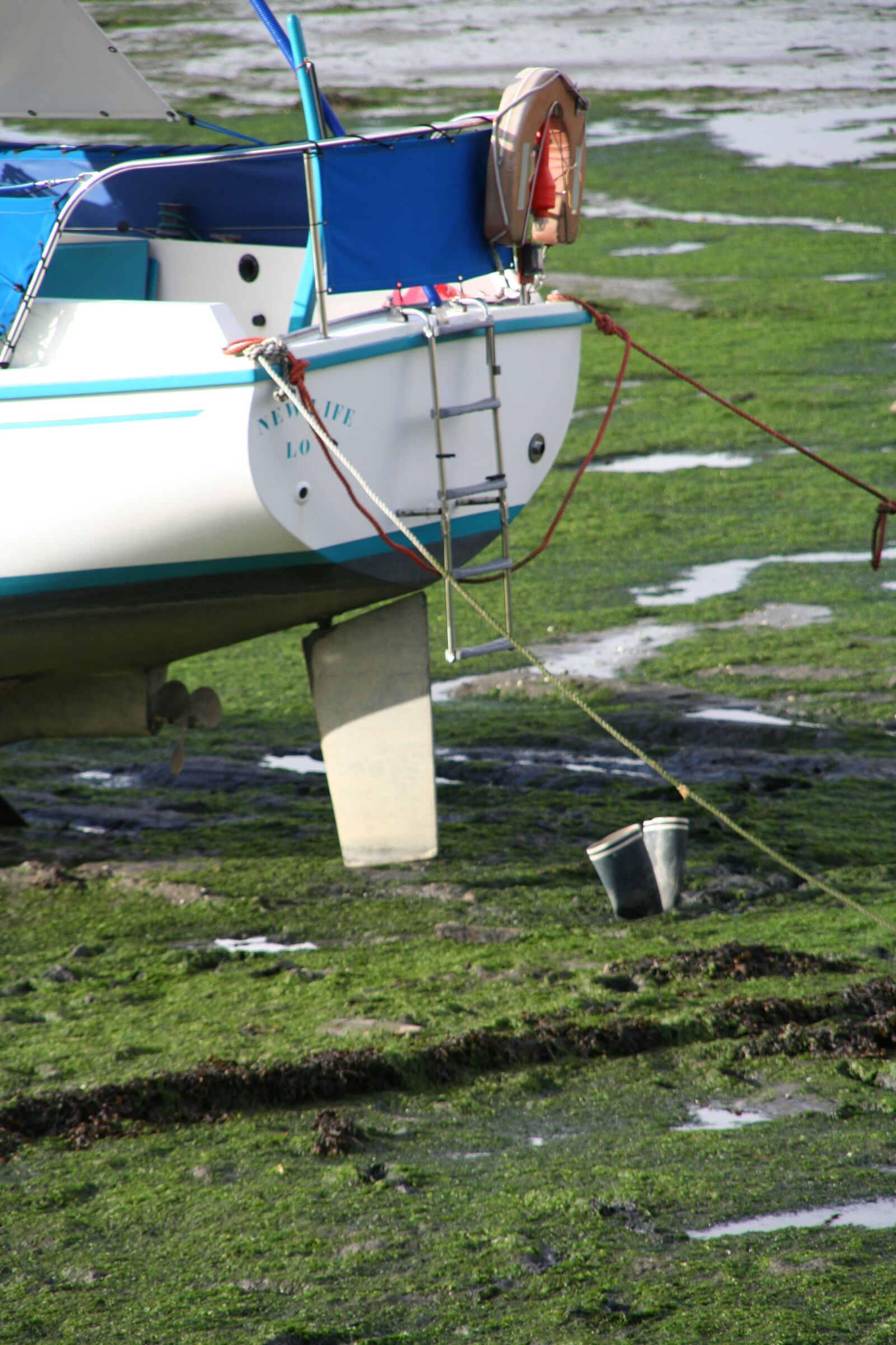 Canon EOS 350D (EOS Digital Rebel XT / EOS Kiss Digital N) sample photo. Boat, strange, tide photography