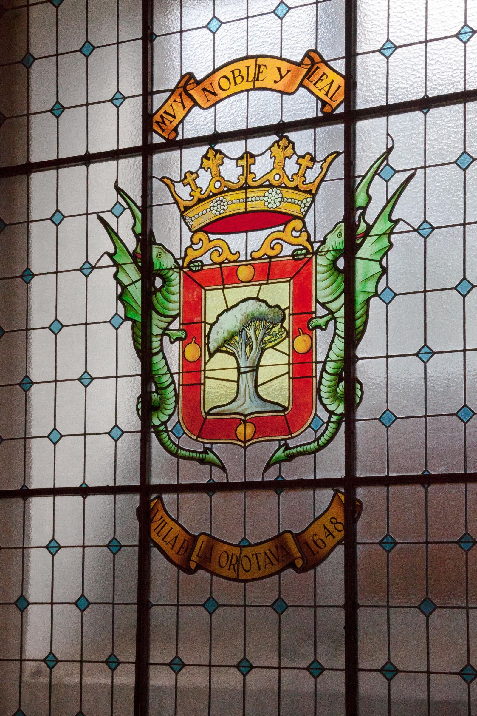 Canon EF-S 17-85mm F4-5.6 IS USM sample photo. Window, coat of arms photography
