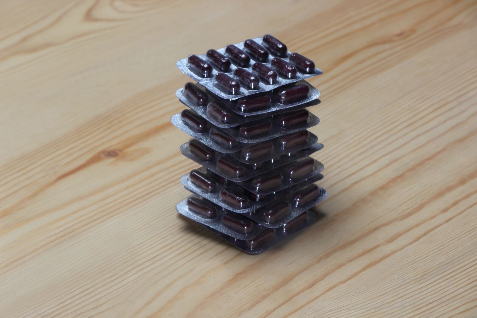 Canon EOS 600D (Rebel EOS T3i / EOS Kiss X5) sample photo. Brown capsule, care, dose photography