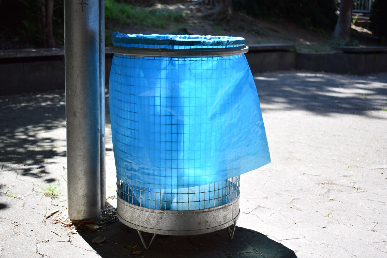 Nikon D3300 sample photo. Garbage can, hof, blue photography