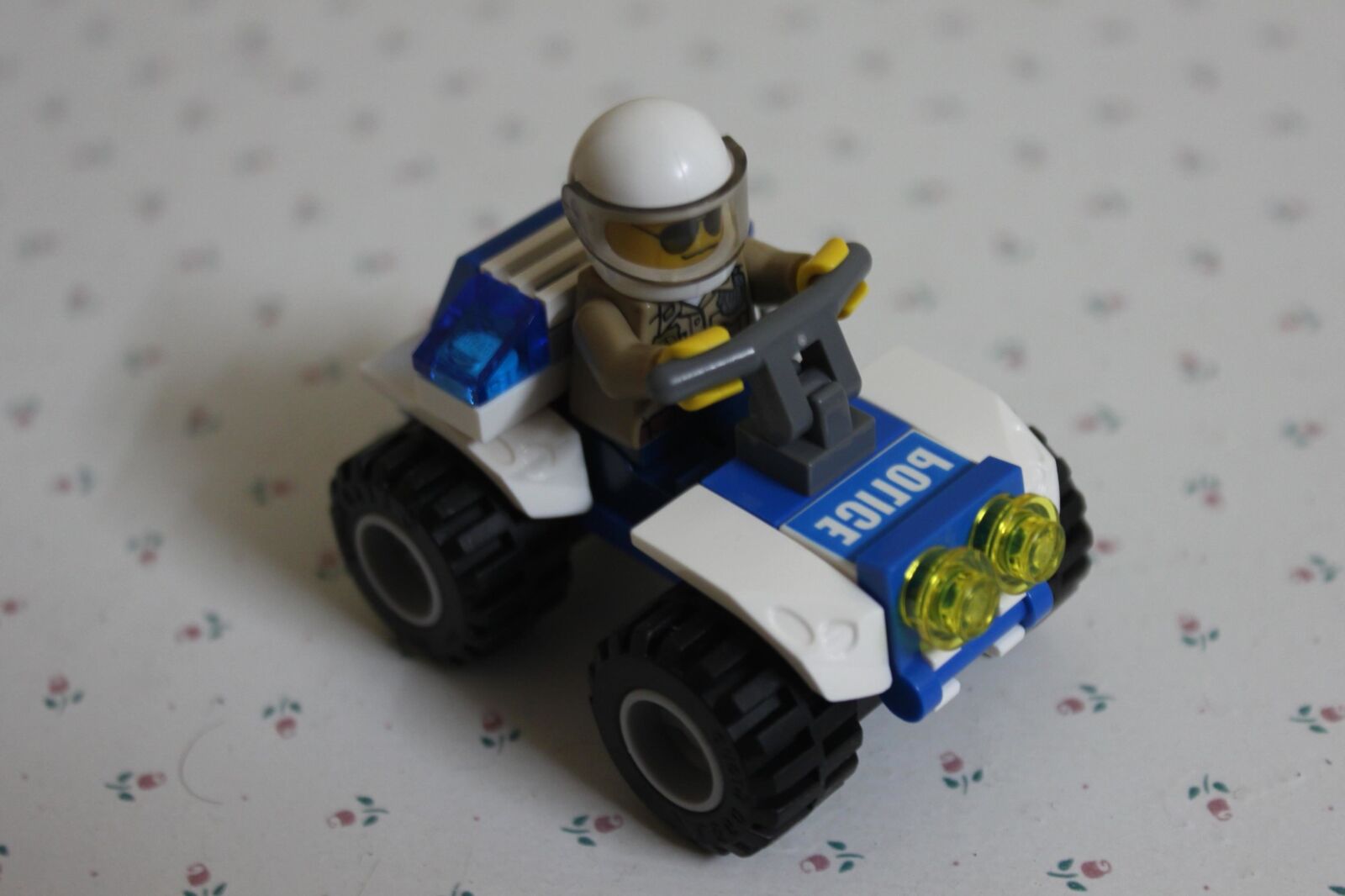 Canon EOS 500D (EOS Rebel T1i / EOS Kiss X3) sample photo. Toy, car, police, metal photography